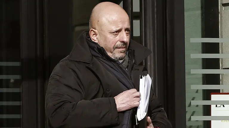 GRA135. PAMPLONA, 26/01/2017.- El exauditor de Osasuna Adolfo Suárez, tras declarar hoy como investigado en el Palacio de Justicia de Navarra, en la pieza principal del denominado "caso Osasuna". EFE/Jesús Diges