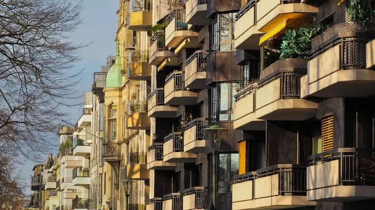 Fachada de balcones en una ciudad.