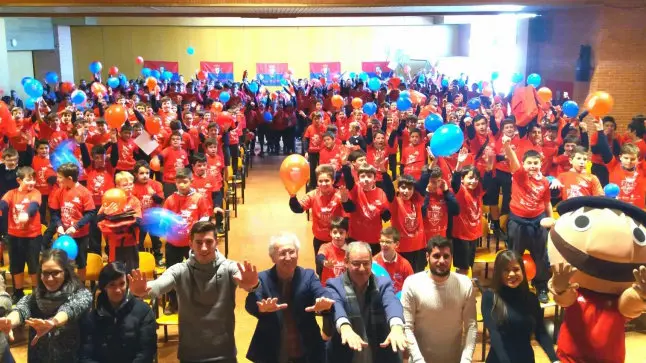 Los jugadores de Osasuna David García y Fran Mérida visitan el Colegio Irabia CA OSASUNA