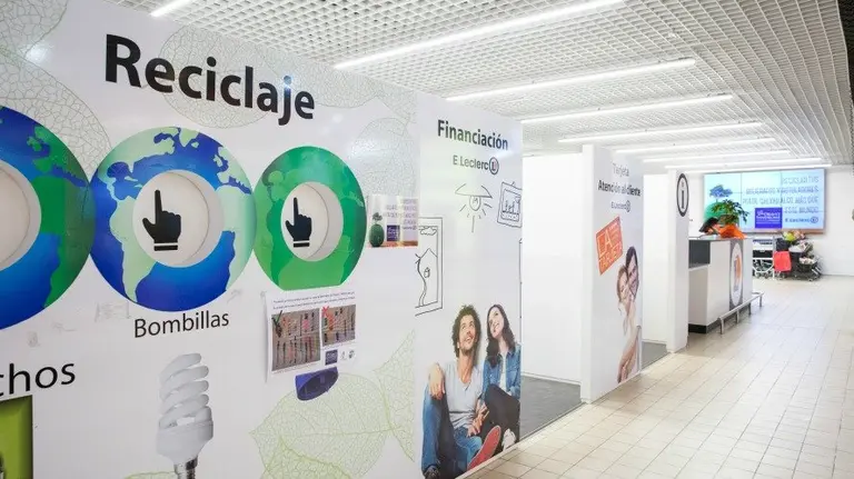 Punto de recogida de material escolar y de oficina en E.Lecrerc Pamplona para colaborar con Fundación Síndrome de Dravet.
