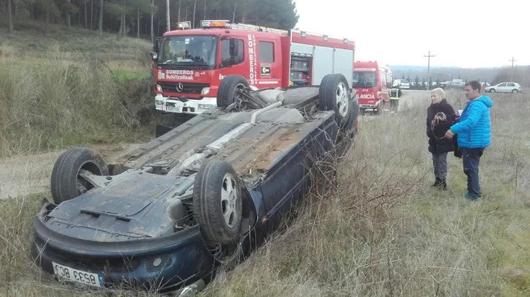 Coche volcado tras una salida de vía en Sartaguda en el que dos mujeres han resultado heridas.