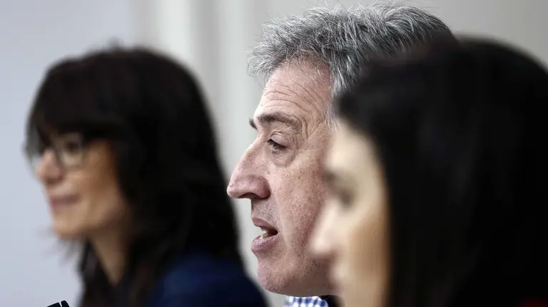 GRA106. PAMPLONA, 27/01/2017.- El alcalde de Pamplona, Joseba Asiron (c), la concejala de Cultura, Política Lingüística, Educación y Deporte, Maider Beloki (i), y la directora del área, Maitena Muruzábal (d), presentan el proyecto Hiriartea, que pretende crear en la Ciudadela un espacios de cultura contemporánea. EFE/Jesús Diges