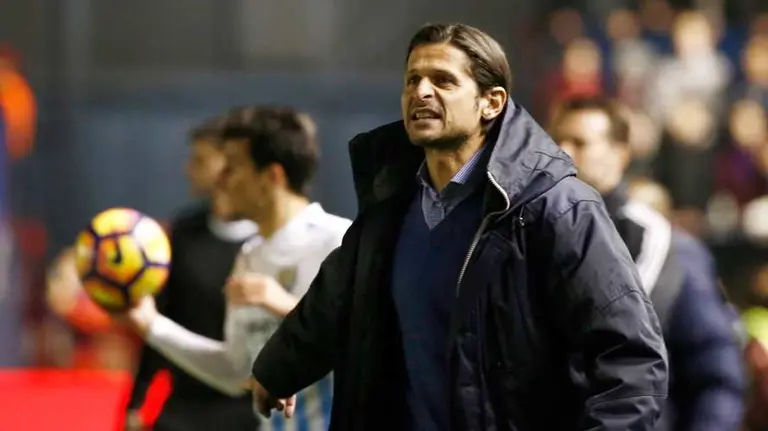 El entrenador del Osasuna Petar Vasiljevic da instrucciones a sus jugadores durante el partido de la vigésima jornada de Liga que disputan frente al Málaga en el estadio El Sadar de Pamplona. EFE/Jesus Diges