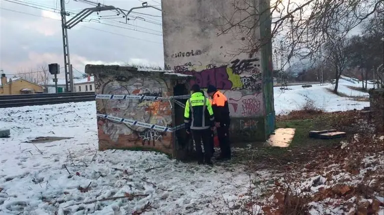 Pozo en el que ha caído el niño de 13 años en Madrid. EP