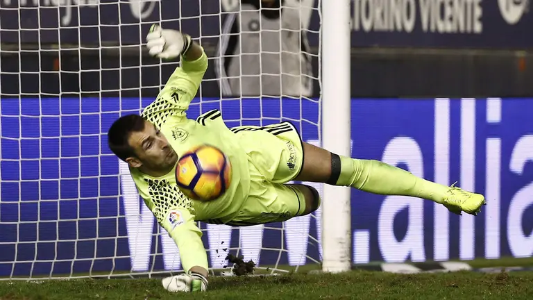 GRA423. PAMPLONA, 27/01/2017.- El portero del Osasuna detiene el penalti lanzado por el delantero uruguayo del Málaga Michael Santos durante el partido de la vigésima jornada de Liga que disputan en el estadio El Sadar de Pamplona. EFE/Jesus Diges