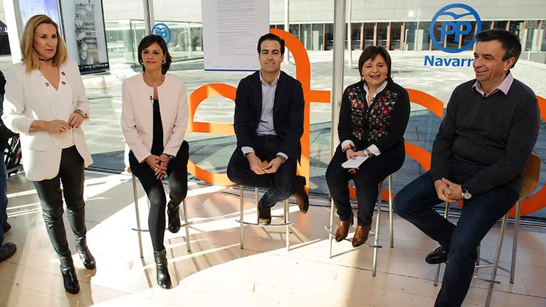 Presidentes regionales del PP, entre ellos Pablo Zalba, se reúnen en Pamplona en una mesa redonda sobre malas prácticas de gobiernos populistas. MIGUEL OSÉS