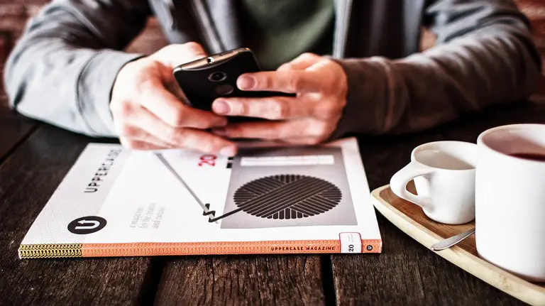 Un hombre maneja su tel&eacute;fono m&oacute;vil ARCHIVO