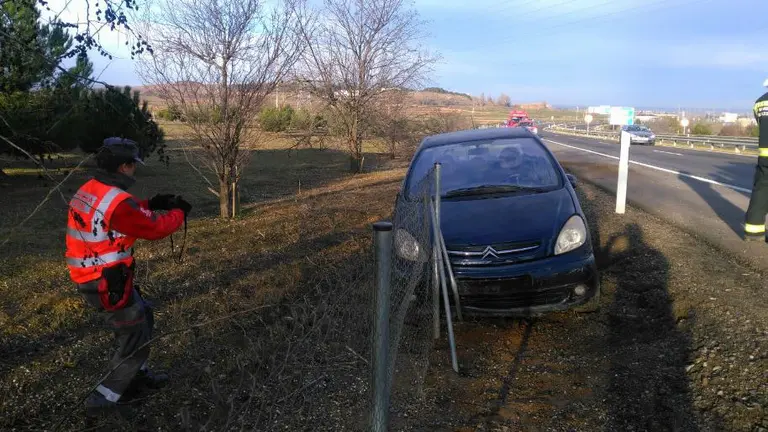 Una mujer ha resultado herida tras salirse de la A-68 en Fontellas y se ha estrellado contra una valla met&aacute;lica POLIC&Iacute;A FORAL