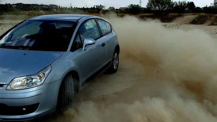 Un coche realiza varios derrapes y trompos en un descampado ARCHIVO