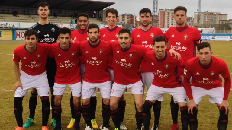 Equipo titular de Osasuna B en el campo de la Arandina. Twitter Osasuna.