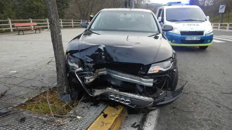El alcohol le hace perder el control del coche, arrolla por completo un árbol de Pamplona y acaba empotrado contra otro. PMUNICIPAL