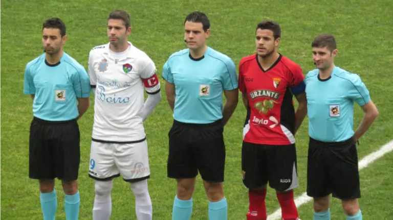 Trio arbitral y capitanes del Boiro - Tudelano. Foto web tudelano.