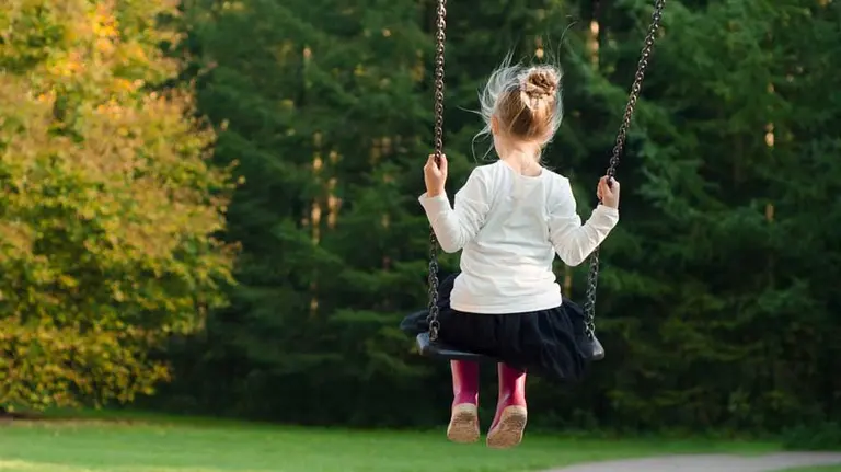 Niña jugando en un columpio. ARCHIVO