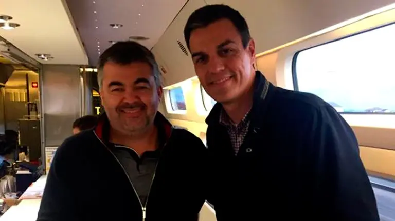 El secretario de organización del PSN, Santos Cerdán, junto al candidato a las Primarias socialistas, Pedro Sánchez.