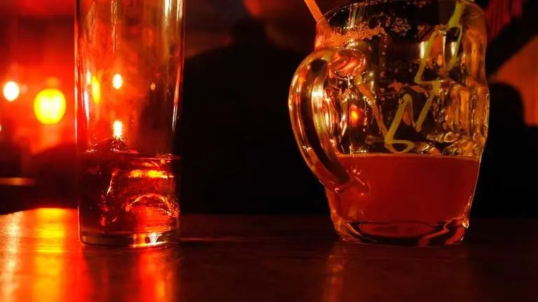 Combinados en la barra de una discoteca. ARCHIVO