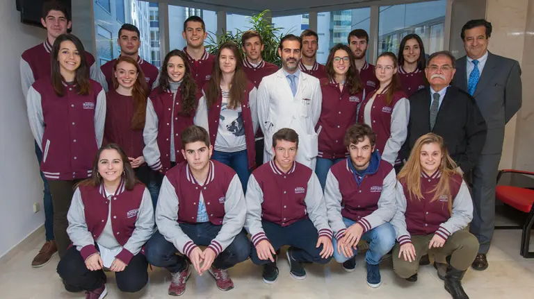 Los deportistas junto al doctor Juan Bertó, neumólogo y especialista del área de Medicina Deportiva de la Clínica Universidad de Navarra, al doctor Enrique Maraví, médico de Talento Deportivo, y a Javier Trigo, director del servicio de Deportes de la Universidad.