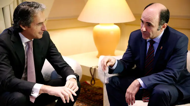 El ministro de Fomento, Íñigo de la Serna, junto al vicepresidente de Desarrollo Social, Manu Ayerdi, durante la reunión mantenida este martes en Madrid.
