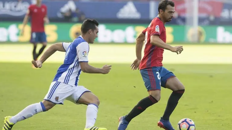 De las cuevas pelea un balón contra la Real Sociedad. OSASUNA