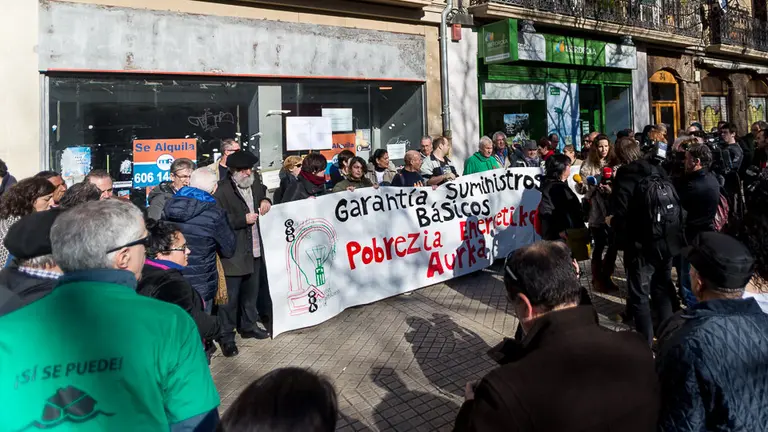 Concentración de colectivos sociales y sindicales para reivindicar que se garanticen los suministros básicos a todas las personas (7). IÑIGO ALZUGARAY