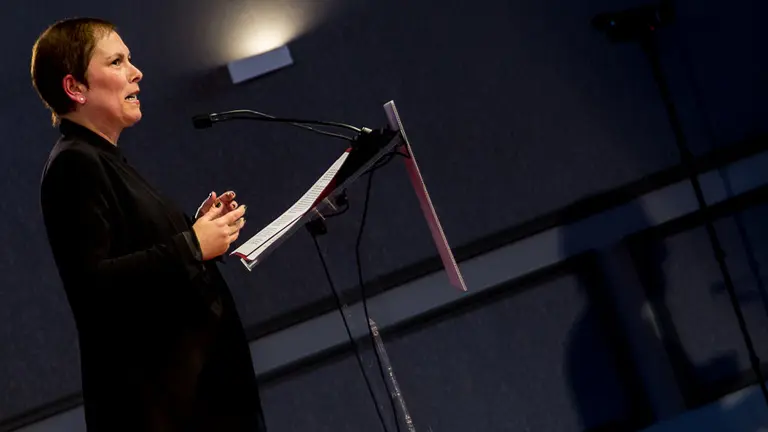 La presidenta del Gobierno de Navarra, Uxue Barkos, entrega el Premio Empresario del Año 2016. IÑIGO ALZUGARAY