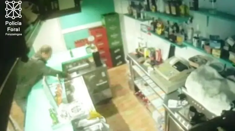 El momento grabado por las cámaras en el que hurta la cartera del bar. PFORAL.