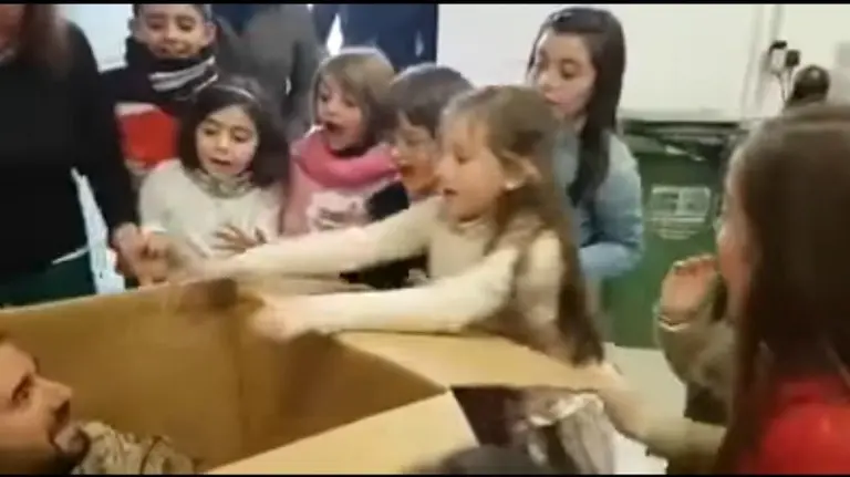 La espectacular sorpresa de un militar a su hija.