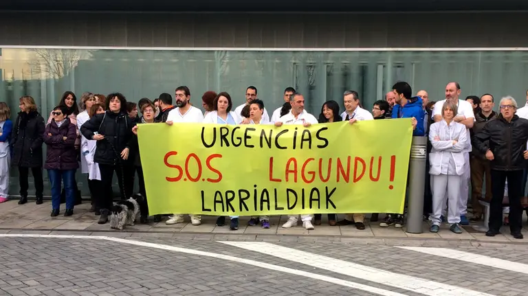 El colectivo de enfermeros, auxiliares y celadores de Urgencias del Complejo Hospitalario de Navarra se concentra frente a las puertas del servicio.