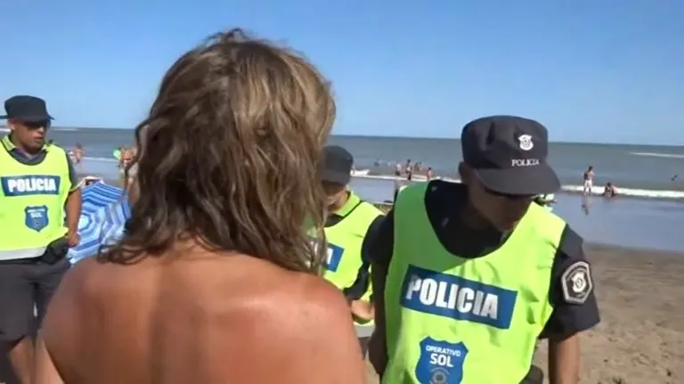 Momento de la discusión entre las tres jóvenes y los policías en la playa de Argentina. 