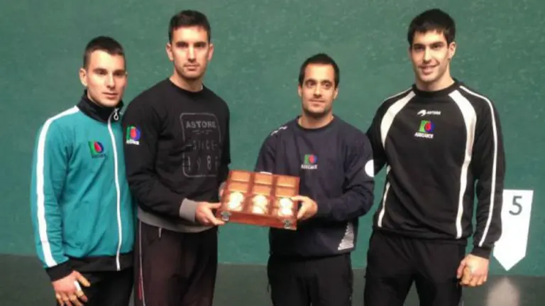 Los cuatro pelotaris en el frontón Labrit. Foto Asegarce.