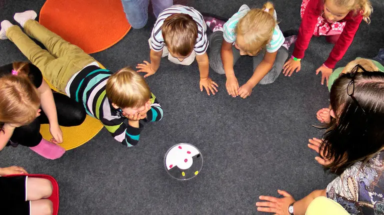 Varios niños juegan en una escuela infantil.