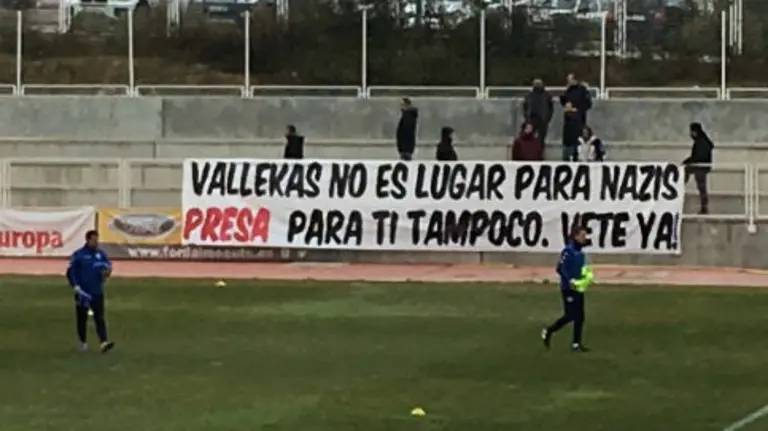Pancartas de protesta en Vallecas. Foto Efe.