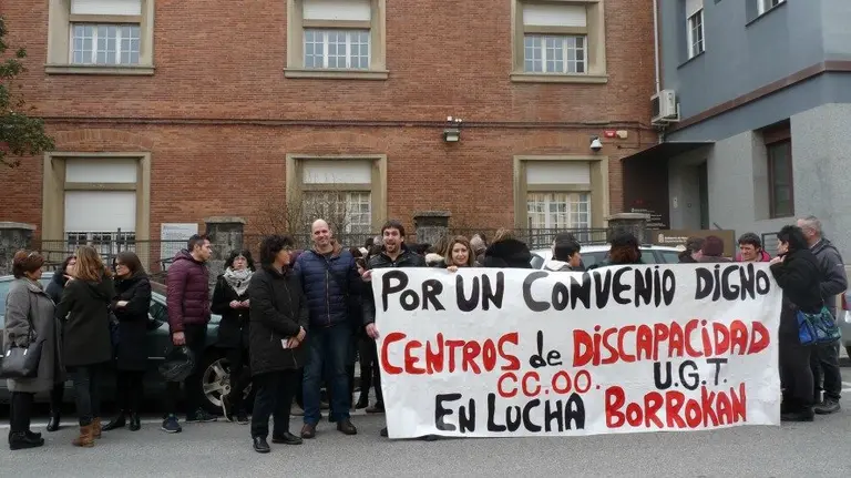Concentración de CCOO y UGT frente a la ANADP para exigir una propuesta digna para el IV Convenio Colectivo de centros de atención a las personas con discapacidad.