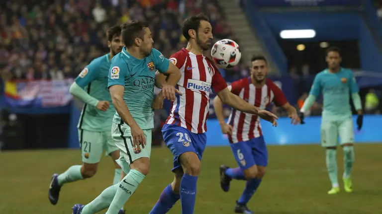 Juanfran ante Alba en el Calderón. Lfp.