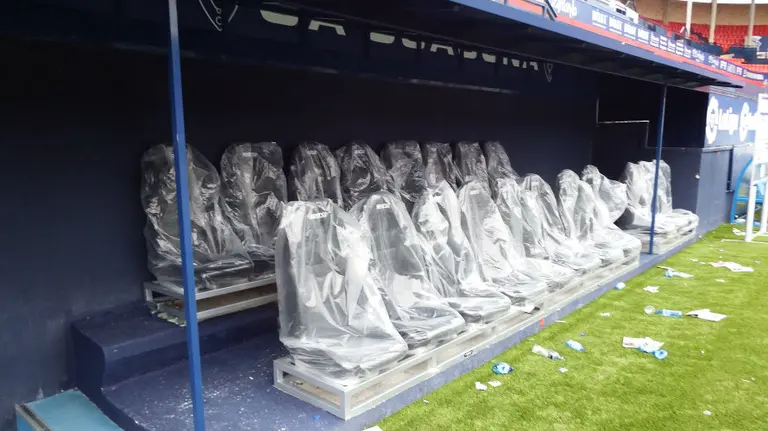 Nuevos asientos en los banquillos del Sadar.