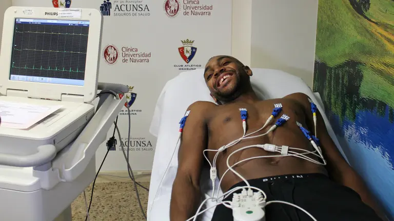 Raoul Loe pasando el reconocimiento médico en la CUN