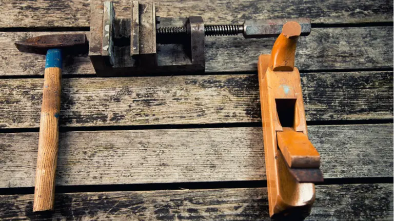 Herramientas de carpintería, disciplina que se impartirá en algunos cursos de formación.
