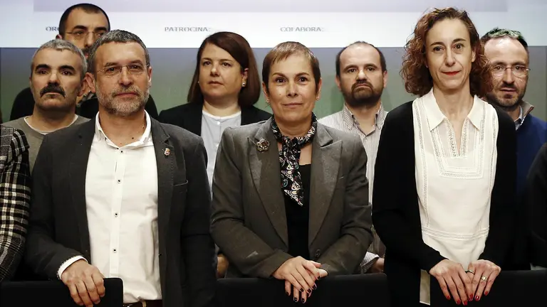 GRA263. PAMPLONA (NAVARRA) 03/02/2017.- La presidenta del Gobierno de Navarra, Uxue Barkos (c), y el vicepresidente de Derechos Sociales, Miguel Laparra (i), presentan una campaña de apoyo a las personas refugiadas y una nueva línea de ayudas, hoy en Pamplona. EFE/Jesús Diges