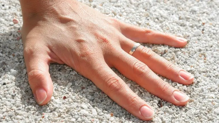 Un anillo de pedida fue una de las joyas que robó la limpiadora del hogar.