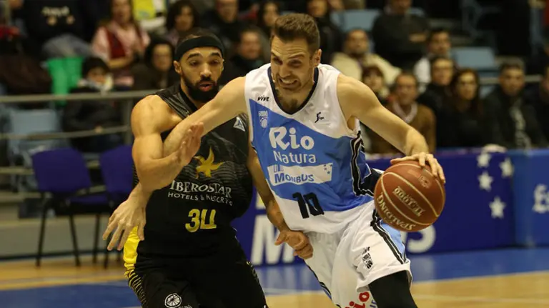 Txemi Urtasun con la camiseta del Obradoiro gallego. Foto web