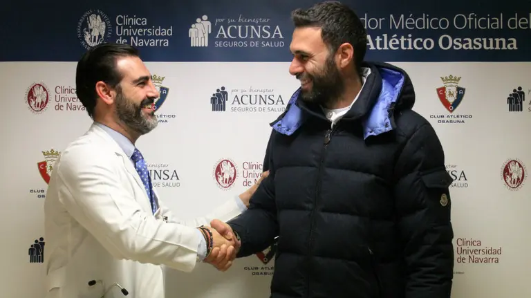 Sirigu saluda al doctor en la CUN.