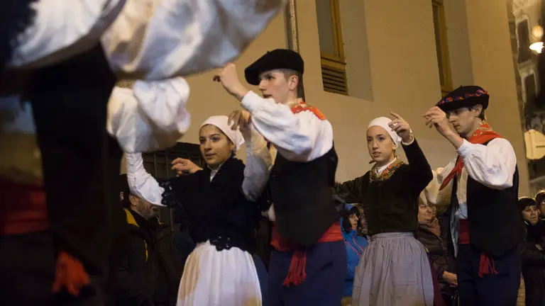 Duguna Folklore Taldea baila Soka Dantza en la festividad de San Blas en Pamplona. PABLO LASAOSA (12)
