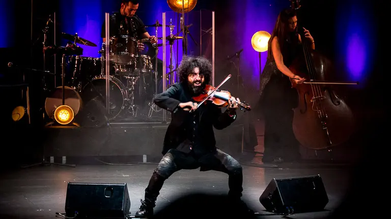 El violinista libanés Ara Malikian presenta su trabajo 'La increíble historia de Violín' en Baluarte. IÑIGO ALZUGARAY
