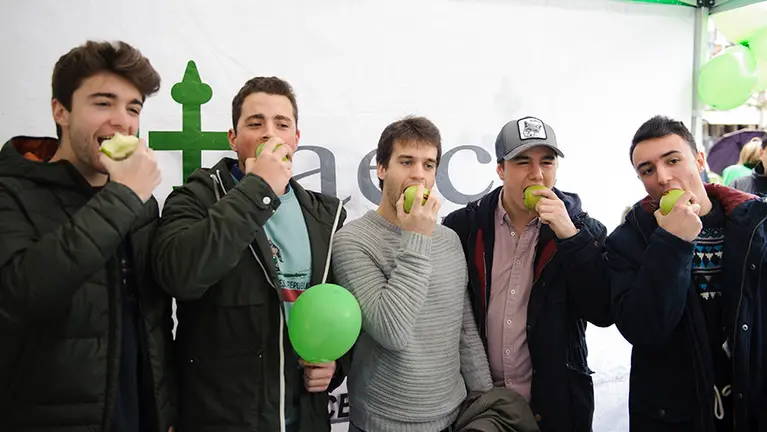 Concentración convocada por AECC con motivo del día Mundial contra el Cáncer. MIGUEL OSÉS_10