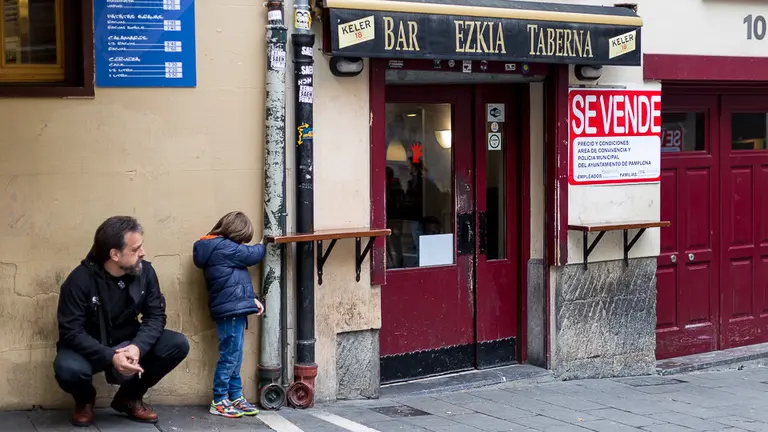 Los hosteleros del Casco Viejo de Pamplona protestan contra la ordenanza municipal con la campaña 'Se Vende' (06). IÑIGO ALZUGARAY