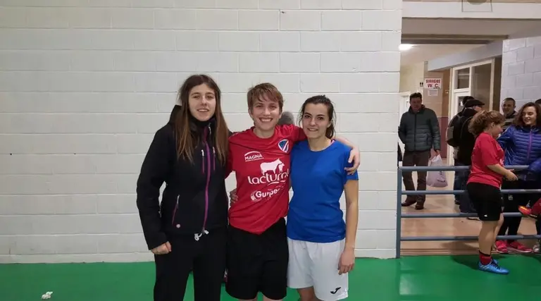 La jugadora Maider de Carlos, en el centro de la imagen, vuelve a enfundarse la camiseta del Lacturale Orvina tras ganar la batalla a la leucemia. TWITTER