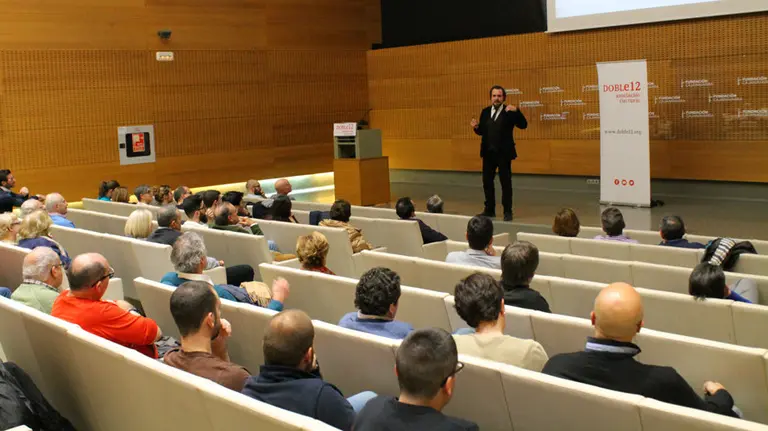 El historiador Pedro del Guayo en la charla organizada por la Asociación Cultural Doble 12.