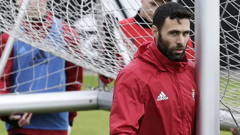 El portero italiano Salvatore Sirigu, fichado por Osasuna en el mercado invernal, durante el entrenamiento en las instalaciones de Tajonar tras el cual se estrena en su primera convocatoria rojilla. EFE/Villar López