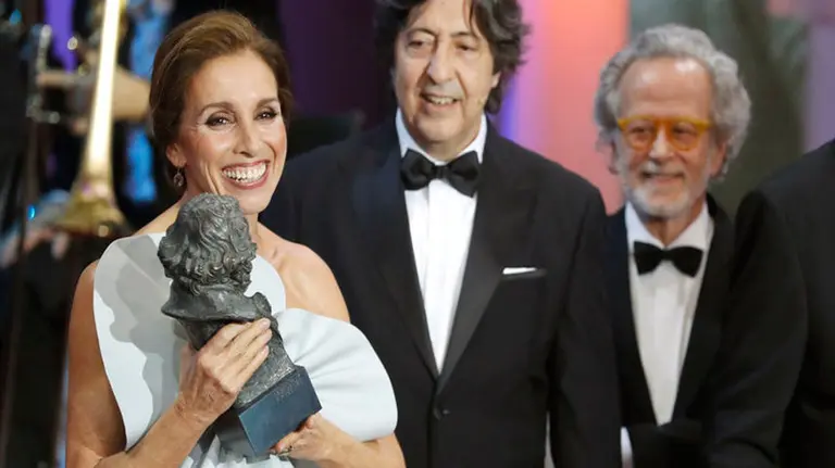 La-actriz-y-cantante-Ana-Belén-recibe-el-Goya-de-honor-de-la-Academia.-EFE