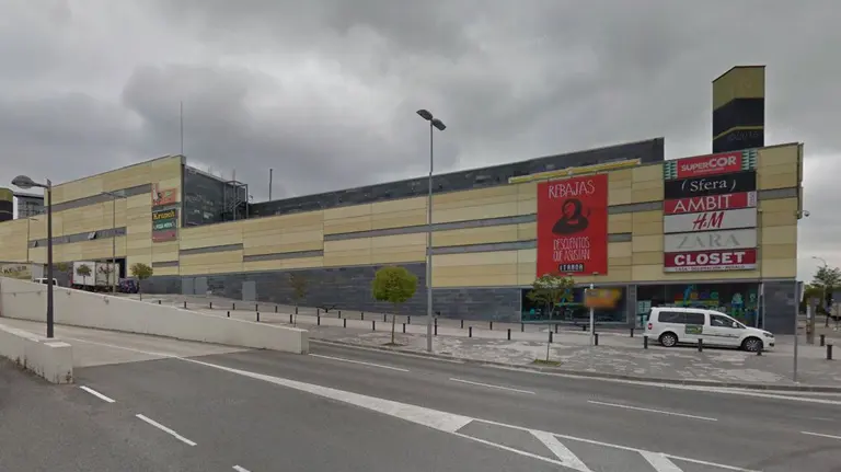 Imagen del exterior del centro comercial Itaroa en Huarte