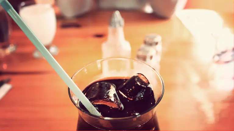 El hombre aprovechó un descuido de la víctima para verter en su refresco unas gotas de burundanga.